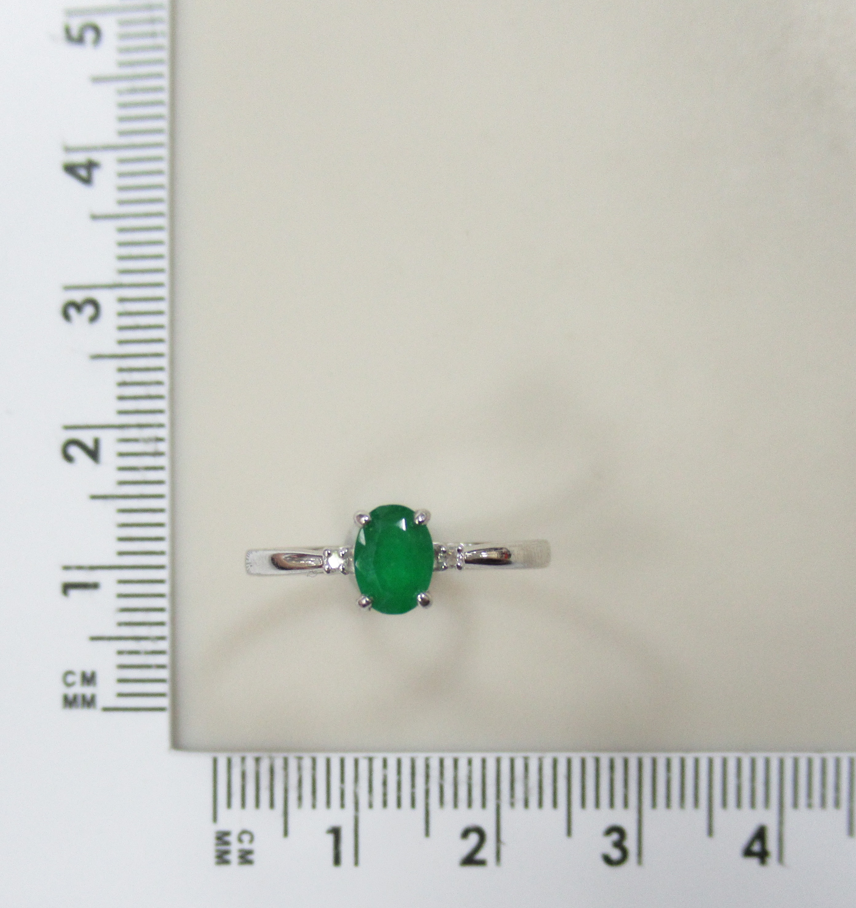 Кольцо из белого золота с изумрудом